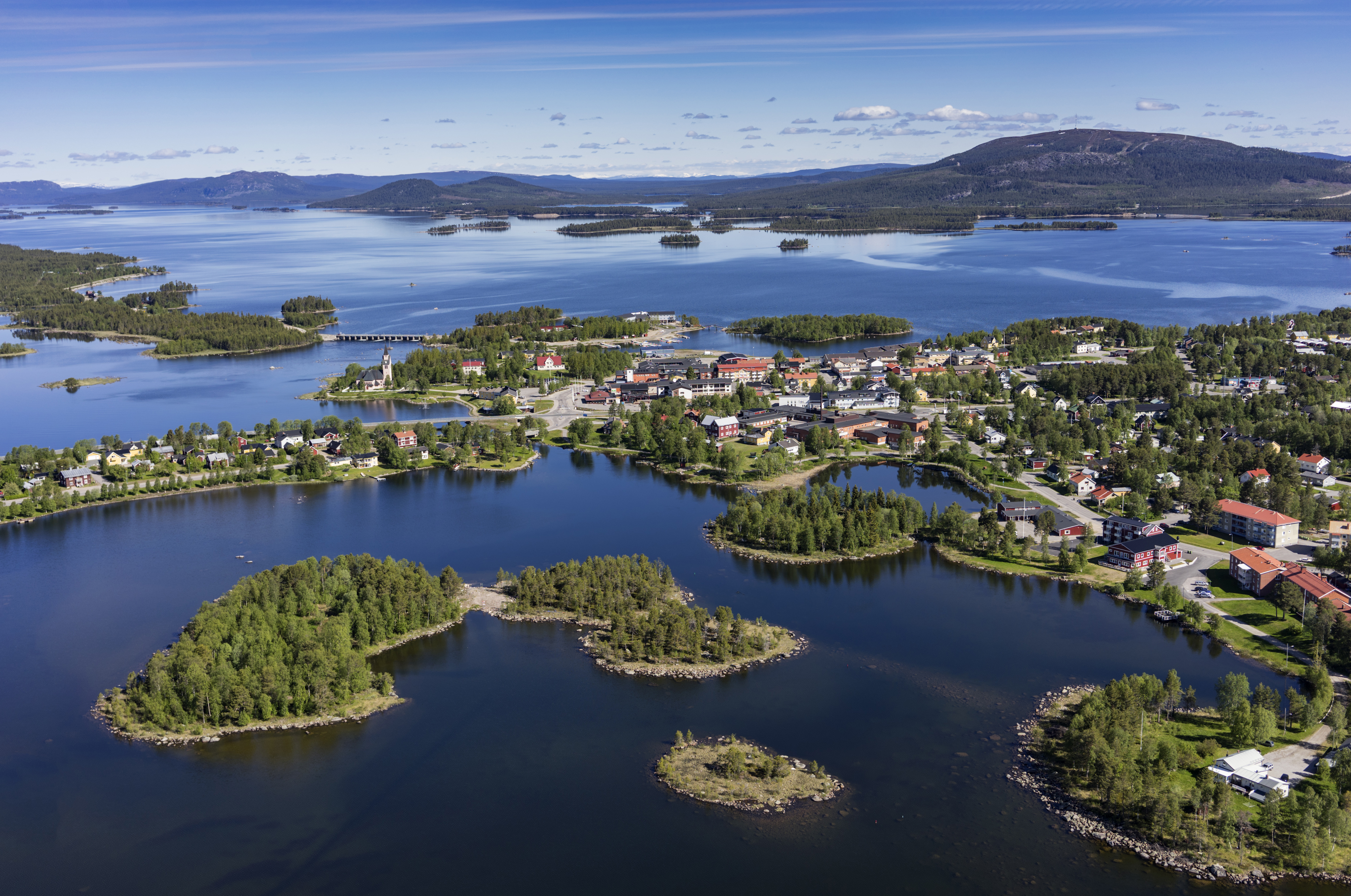 Flygvy ver Arjeplogs samhlle en vacker sommardag